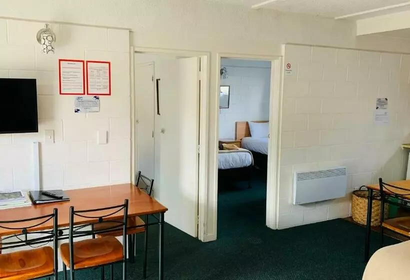 آپارتمان خانوادگی 2 خوابه, Alpha Motor Inn