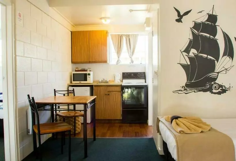 آپارتمان خانوادگی 2 خوابه, Alpha Motor Inn