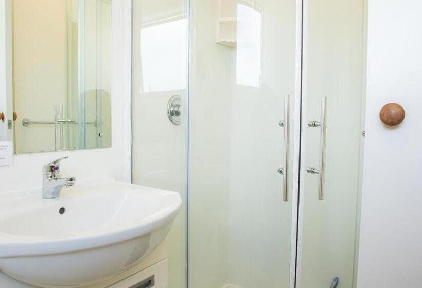 基本工作室, Alpha Motor Inn