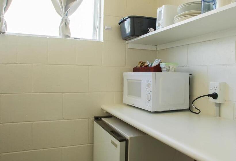 استوديو أساسي, Alpha Motor Inn