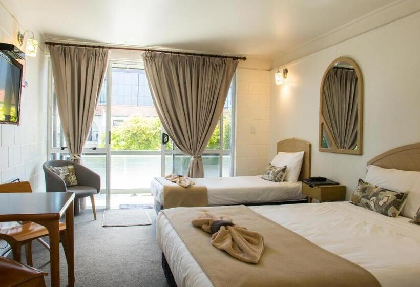 基本工作室, Alpha Motor Inn