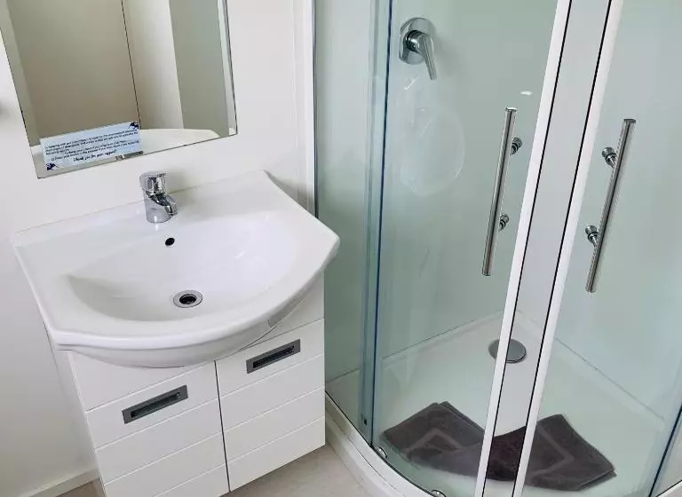 استودیوی استاندارد, Alpha Motor Inn