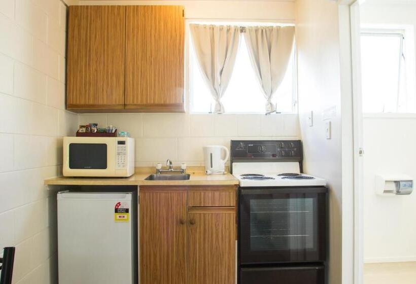 标准工作室, Alpha Motor Inn