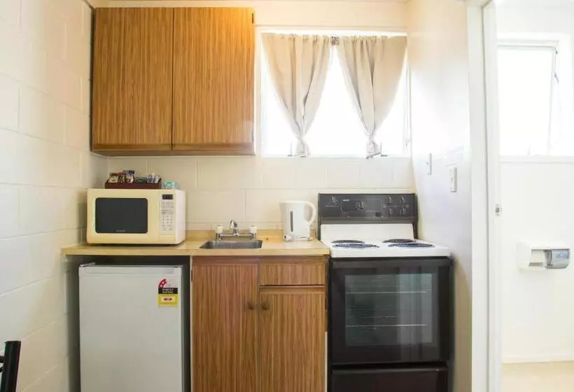استودیوی استاندارد, Alpha Motor Inn