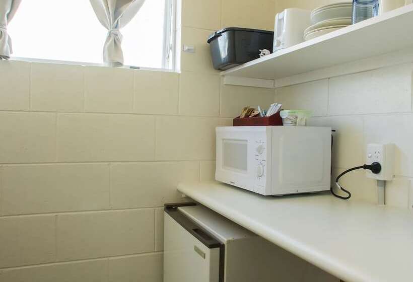 基本工作室, Alpha Motor Inn