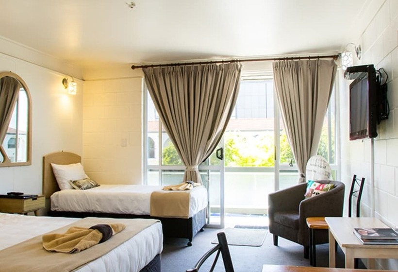 베이직 스튜디오, Alpha Motor Inn