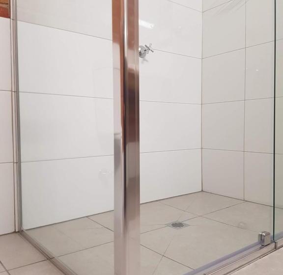 חדר משפחתי, Travellers Inn Kaniva