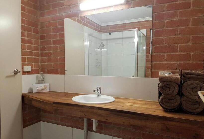 חדר משפחתי, Travellers Inn Kaniva