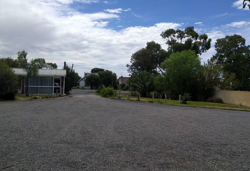 חדר משפחתי, Travellers Inn Kaniva