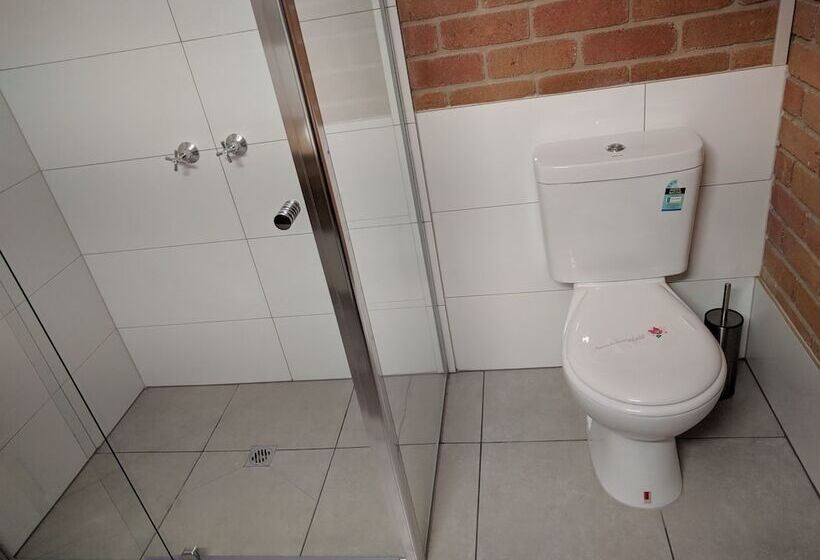 חדר משפחתי, Travellers Inn Kaniva