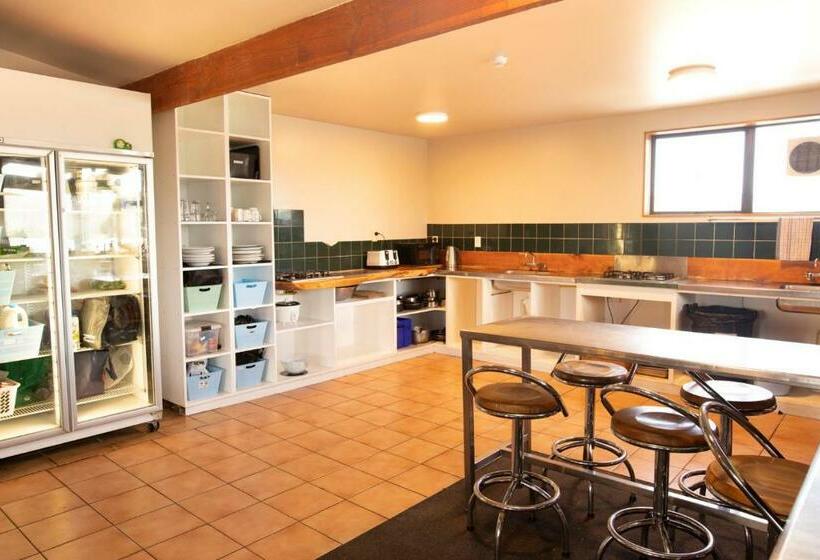 ルームシェアのワンベッド, Dusky Lodge