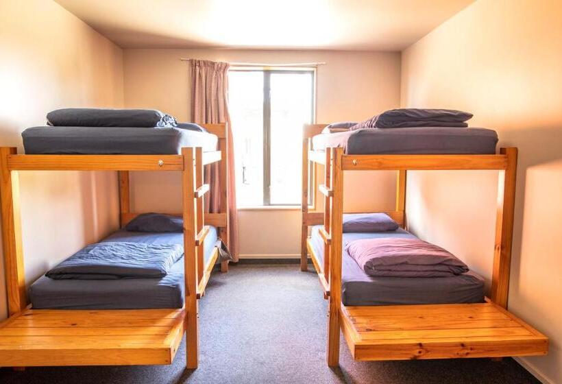 ルームシェアのワンベッド, Dusky Lodge