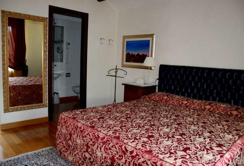 غرفة قياسية, La Torre