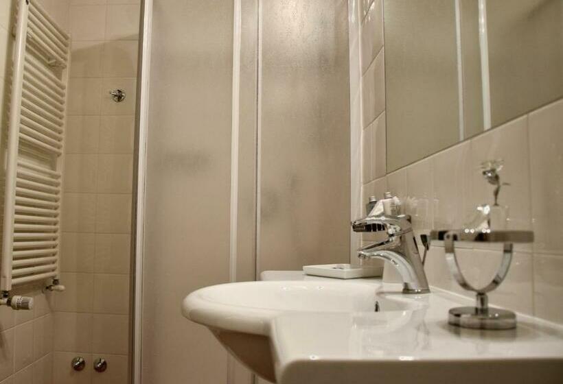 غرفة قياسية, La Torre