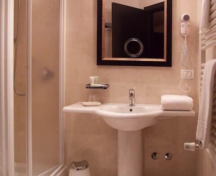 غرفة قياسية, La Torre