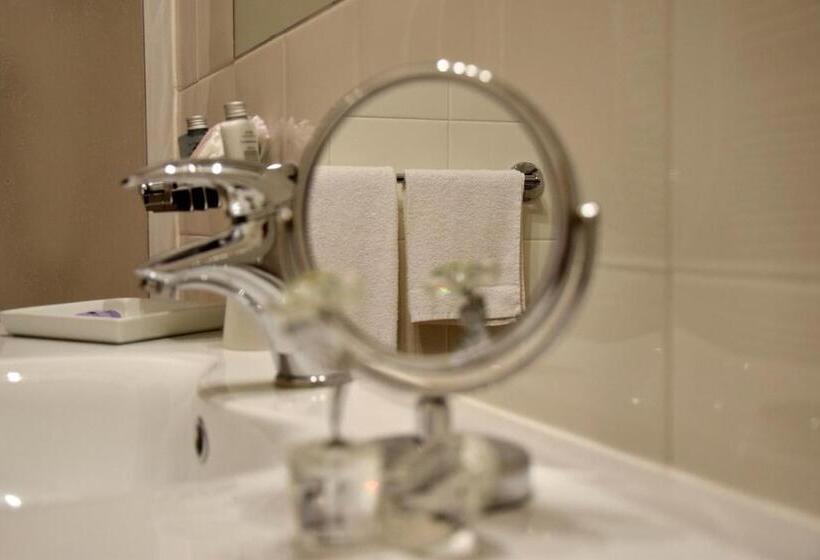 غرفة قياسية, La Torre