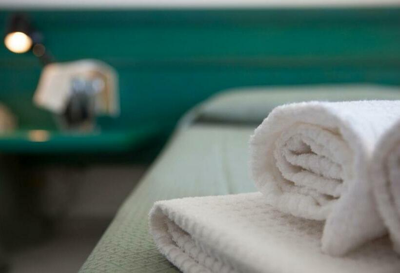 חדר סטנדרט לשלושה, Miralonga