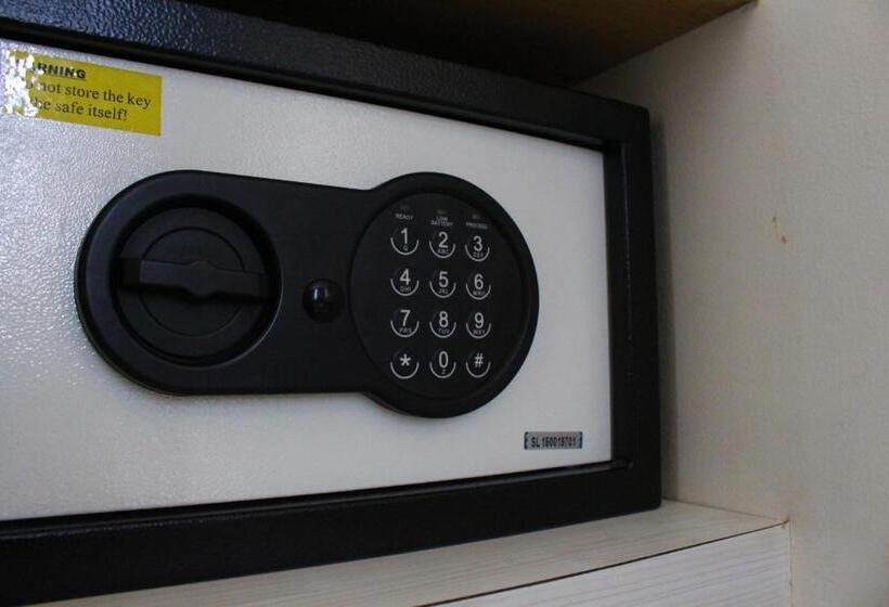 חדר דלוקס נוף בריכה, The Rinaya Canggu By Ecommerceloka