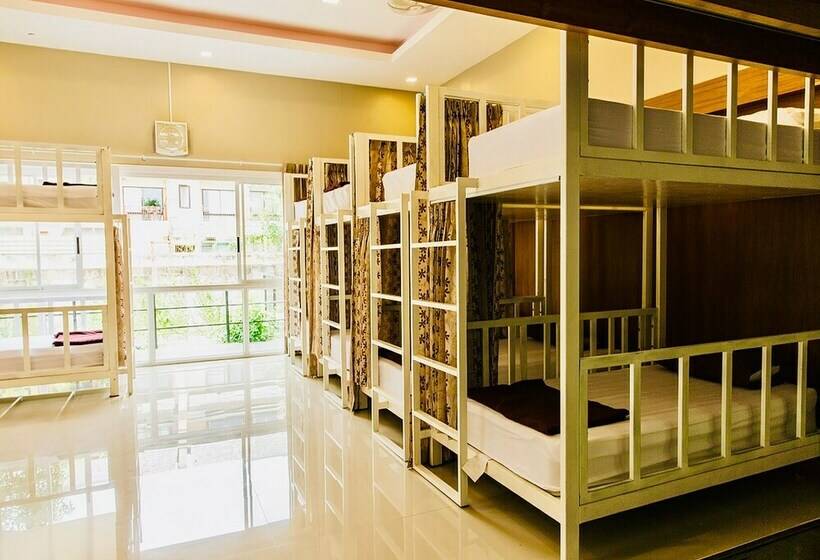 ルームシェアのワンベッド, Little Boat Hostel