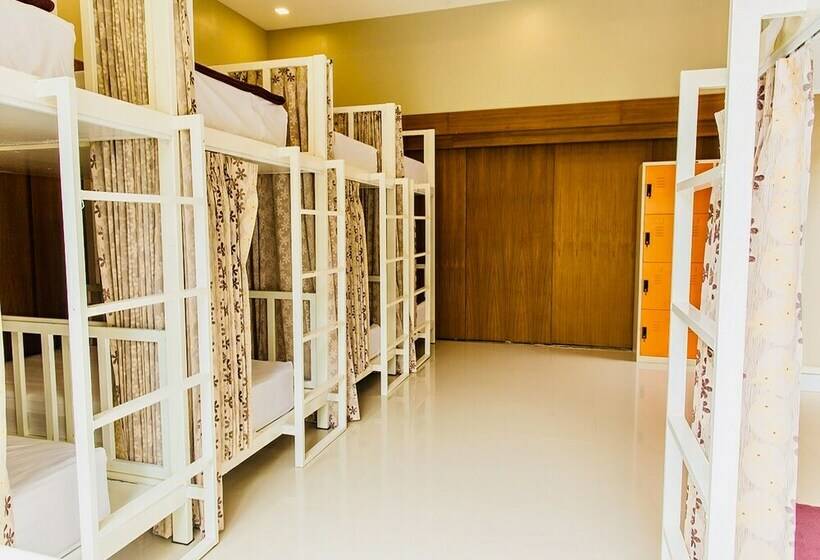 ルームシェアのワンベッド, Little Boat Hostel