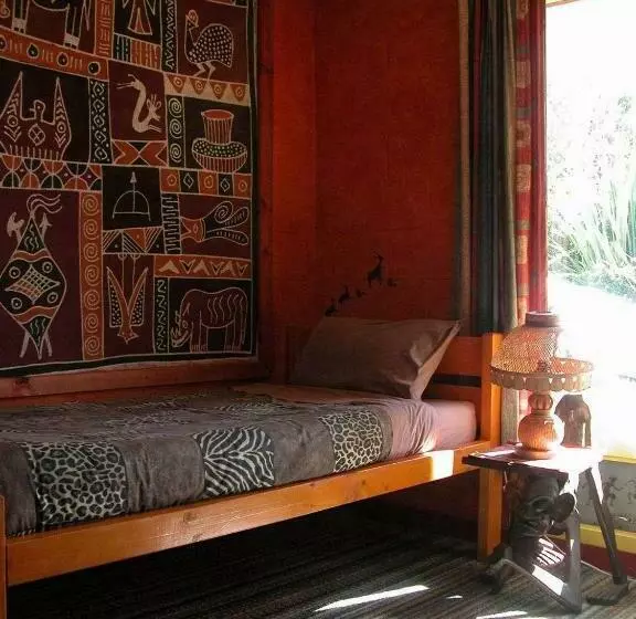 Standard Kolmen Hengen Huone Jaettu kylpyhuone, Global Village Travellers Lodge