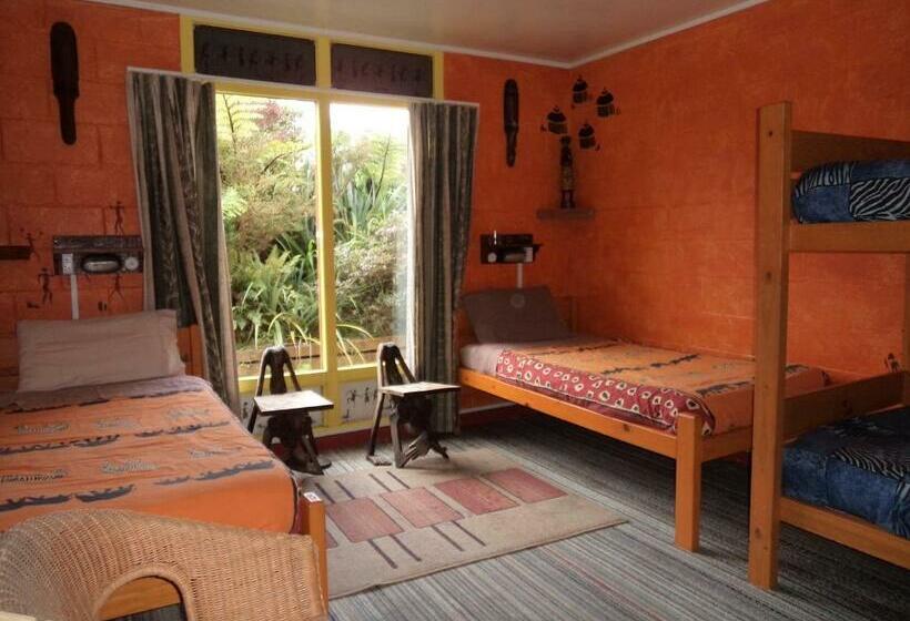 חדר סטנדרט לשלושה עם חדר אמבטיה משוף, Global Village Travellers Lodge