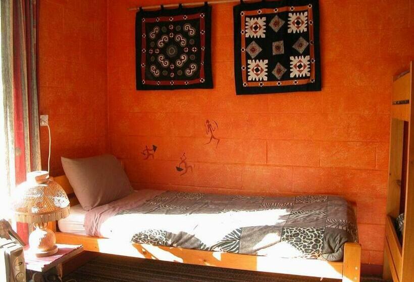 חדר סטנדרט חדר אמבטיה משותף, Global Village Travellers Lodge