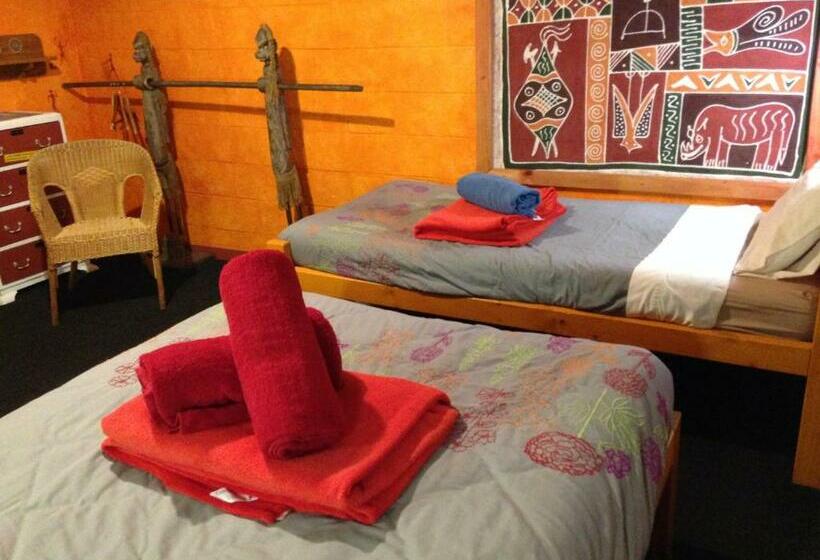 חדר סטנדרט לשלושה עם חדר אמבטיה משוף, Global Village Travellers Lodge