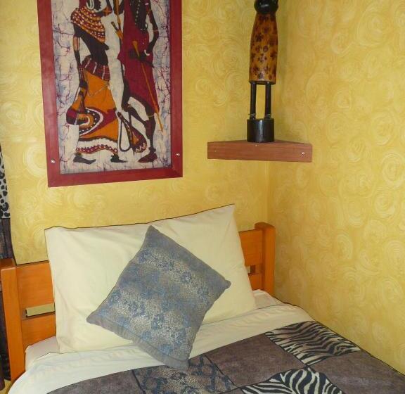 Номер Стандарт Индивидуальный Совместная Ванная, Global Village Travellers Lodge