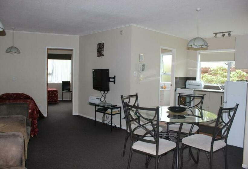 דירת שני חדרים, Asure Green Gables Motel