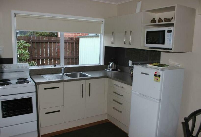 דירת שני חדרים, Asure Green Gables Motel