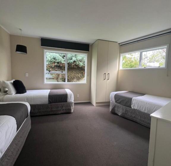 דירת שני חדרים, Asure Green Gables Motel