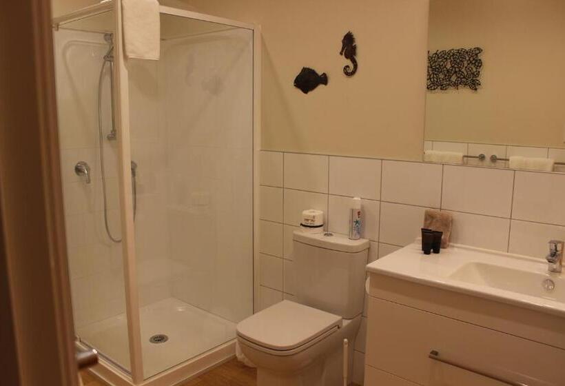 דירת שלושה חדרים, Asure Green Gables Motel