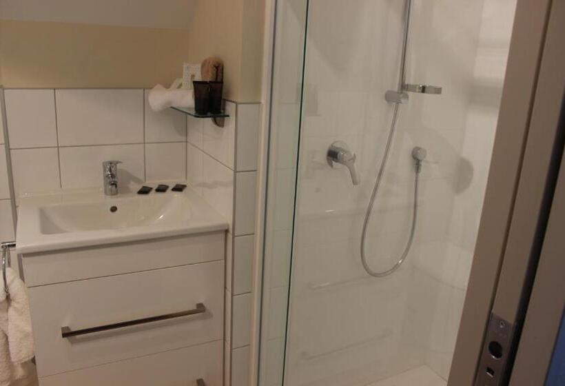 דירת שלושה חדרים, Asure Green Gables Motel