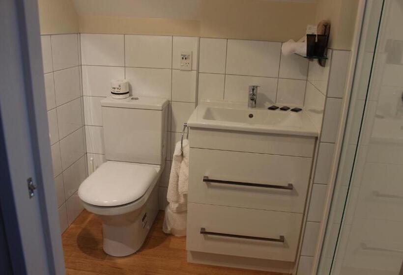 דירת שלושה חדרים, Asure Green Gables Motel