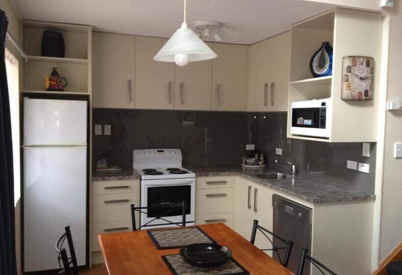 דירת שלושה חדרים, Asure Green Gables Motel