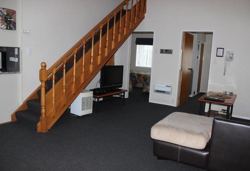 דירת שלושה חדרים, Asure Green Gables Motel