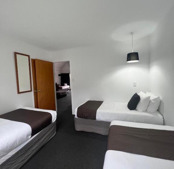 דירת שלושה חדרים, Asure Green Gables Motel