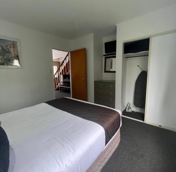 דירת שלושה חדרים, Asure Green Gables Motel