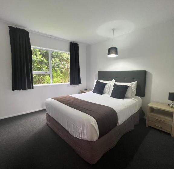 דירת שלושה חדרים, Asure Green Gables Motel