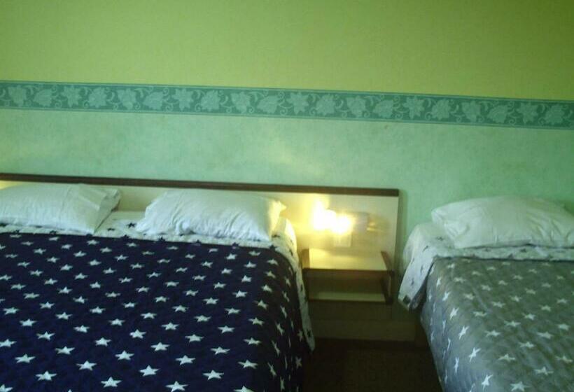 חדר סטנדרט לשלושה, Hôtel L'eden