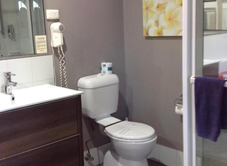 سوئیت با وان آب گرم, Avlon Gardens Motel