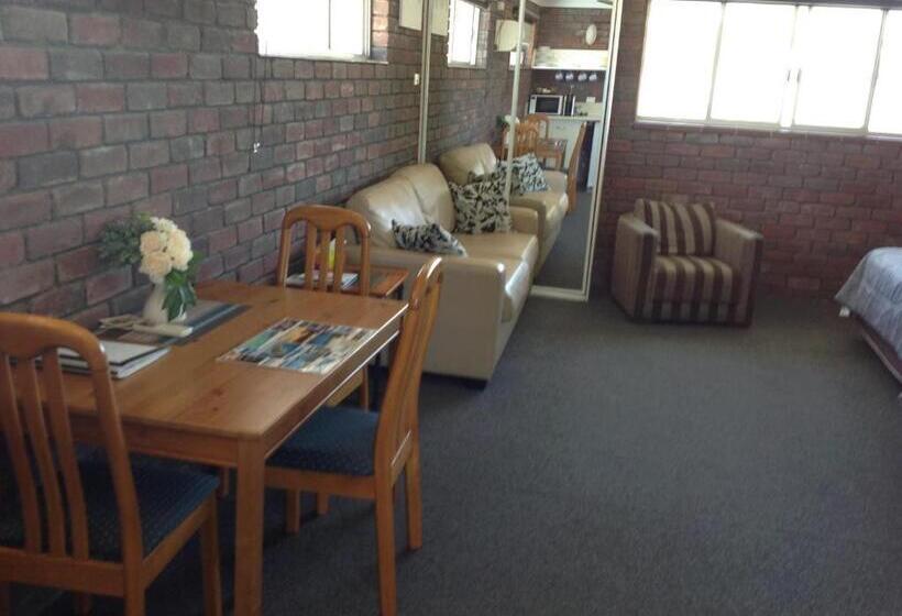 سوئیت با وان آب گرم, Avlon Gardens Motel