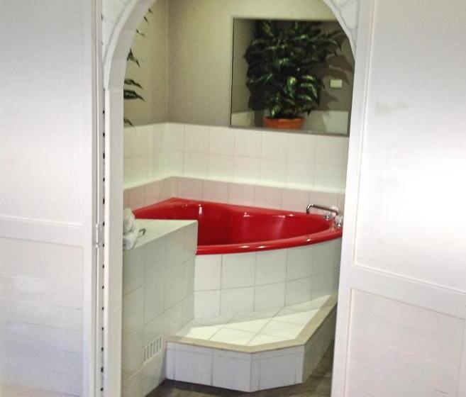 سوئیت با وان آب گرم, Avlon Gardens Motel