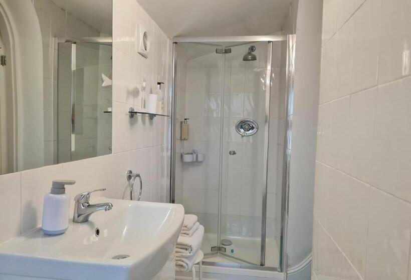 标准间, Endeavour House