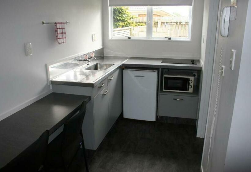 스탠다드 스튜디오, Burgundy Rose Motel