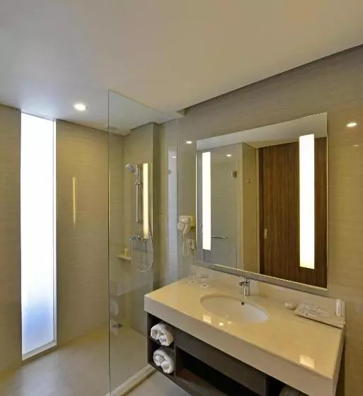 اتاق لوکس, Lombok Astoria