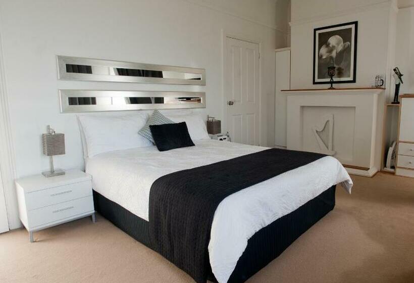 Номер Deluxe Вид на Море, The Madsen Boutique