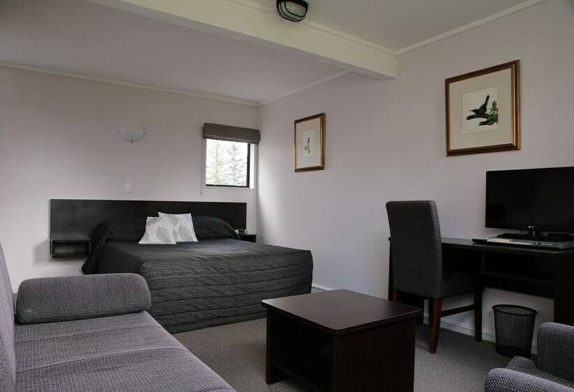 اتاق اجرایی, Tussock Grove Boutique