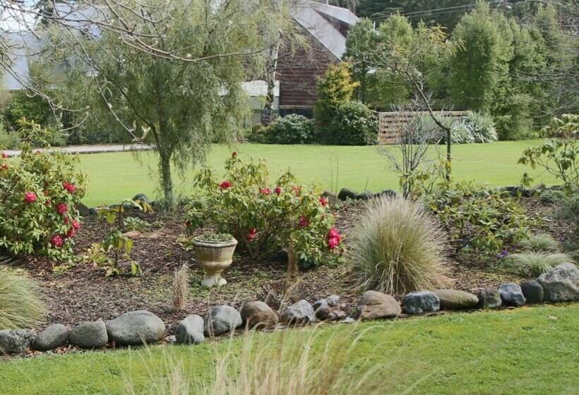 اتاق اجرایی, Tussock Grove Boutique